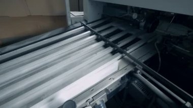 Tipografik makine bir odada çalışır, otomatik üretim.