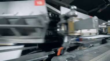 Otomatik ekipman, kitap, tipografi tesisi taşır.