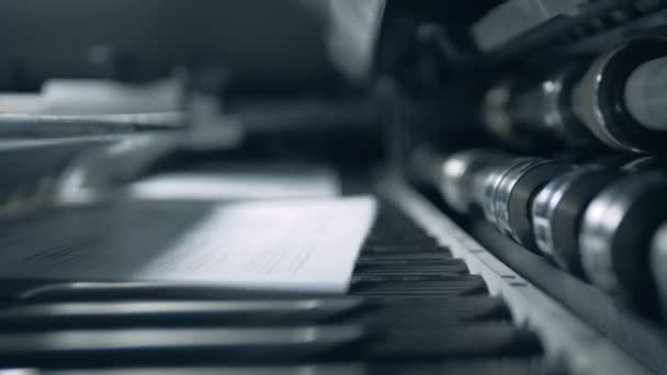 Feuilles blanches se déplaçant sur une ligne, équipement automatisé .