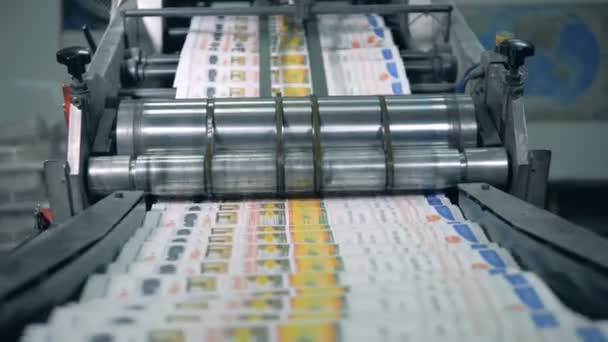 许多报纸在印刷设施中的传送带上移动. — 图库视频影像