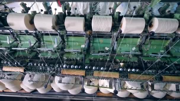 Textiel fabrieksapparatuur spoolt draden op klossen. — Stockvideo