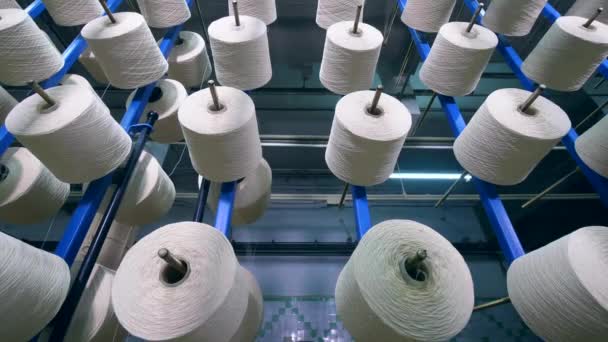 Proces van het coiling van draden op klossen op een speciaal rek in een textielfabriek. — Stockvideo