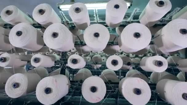 Veel klossen spoel vezels in een moderne textielfabriek. — Stockvideo
