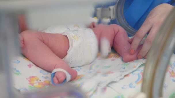 Il bambino con un pannolino è sdraiato nella scatola dopo una procedura medica — Video Stock