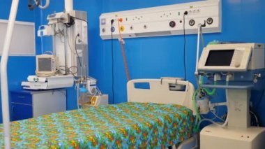 Monitörler ve tıbbi odada bulunan bir yatak 
