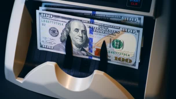 Stroj pomalu počítá dolarové bankovky — Stock video