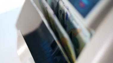 Dolar banknotları otomatik olarak işleniyor