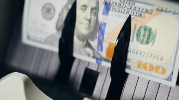 Автоматический подсчет банкнот в долларах — стоковое видео
