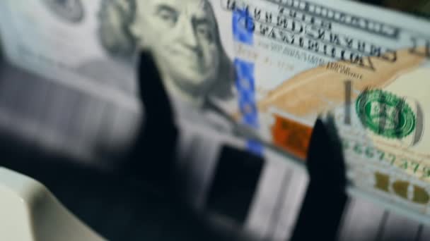Close-up van dollar bankbiljetten binnenin een meetmachine — Stockvideo