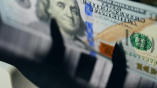 Fechar as notas de dólar no interior de uma máquina de medida — Vídeo de Stock