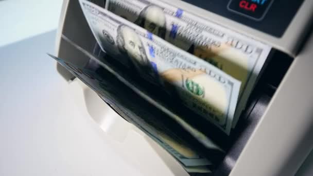 Flujo de billetes de dólar dentro de una máquina calculadora — Vídeo de stock