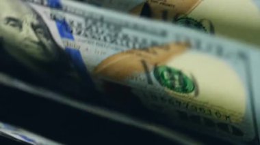 Hesaplanırken dolar banknotlarının kapatılması