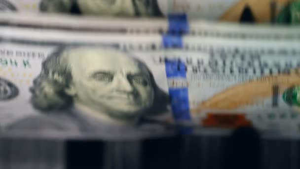 Dolar banknotlar yakın çekimde bir makinenin içinde hareket ediyor — Stok video