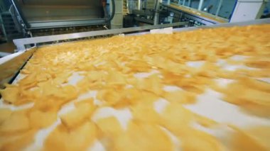 Üzerinde kızartılmış cipsile konveyör bant