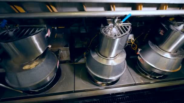 Aardappel stuk wordt gevormd terwijl de machines frituren bakken — Stockvideo