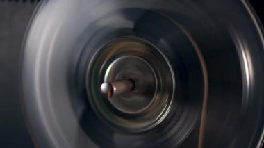 Bantlı Bobbin çok hızlı dönüyor.