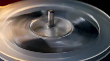 Bir kayıt makarasının hızlı dönmesi