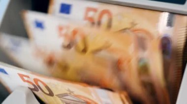 Bir hesap makinesi içinde Euro banknotlar