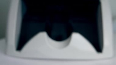 Hesaplama makinesi euro banknotları sayıyor