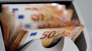 Cihaz elli avroluk banknotlar hesaplıyor.