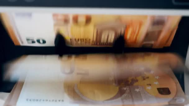 Euro räkningar blir räknade mekaniskt — Stockvideo