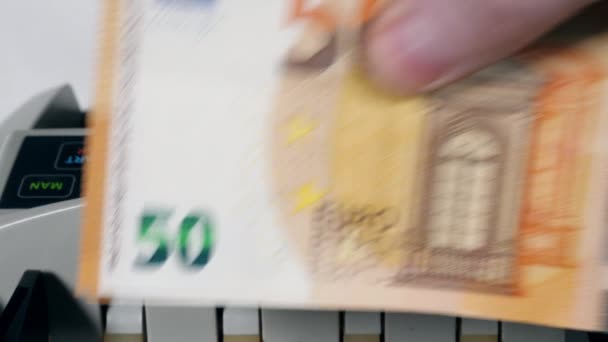 Le banconote da cinquanta euro vengono immesse nella macchina e contate — Video Stock