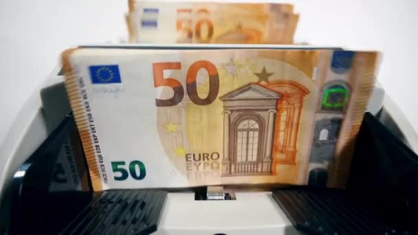 Los billetes en euros están siendo procesados por el contador — Vídeos de Stock