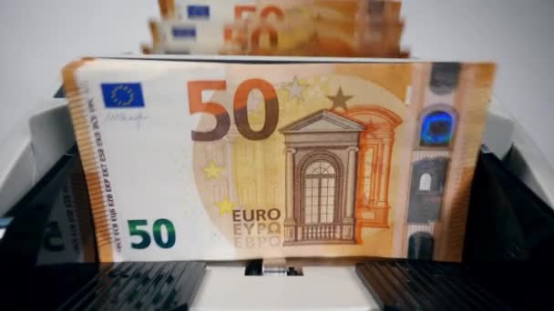 Euro bankbiljetten worden geteld door een automatisch apparaat — Stockvideo