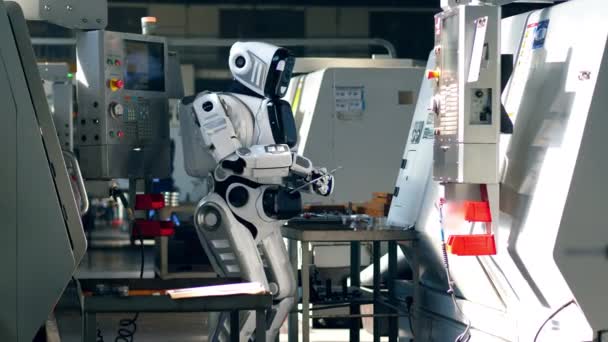 Bir tablet işletim bir cyborg ile Fabrika birimi — Stok video