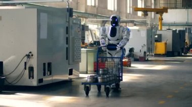 İnsan benzeri droid metal kaplarla tramvay kullanıyor.