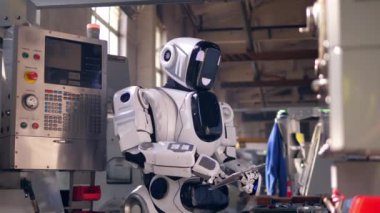 Tablet bilgisayar bir robot tarafından çalıştırılıyor