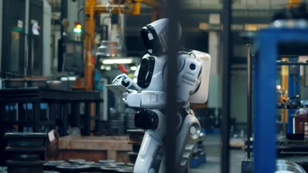 使用平板电脑使用机器人的工厂场所 — 图库视频影像