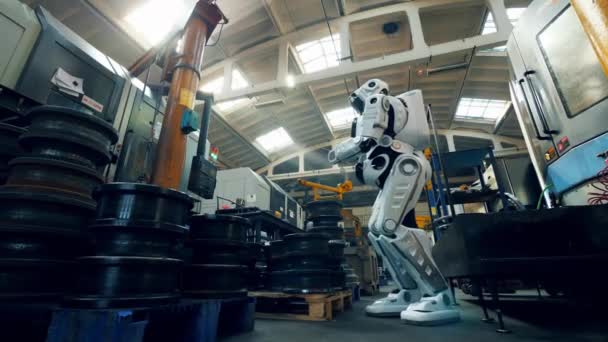 Cyborg está operando una tableta en la unidad de planta de metal — Vídeo de stock