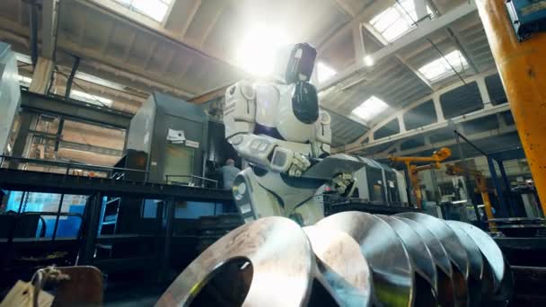 Robot humano con una tableta está observando partes metálicas — Vídeos de Stock