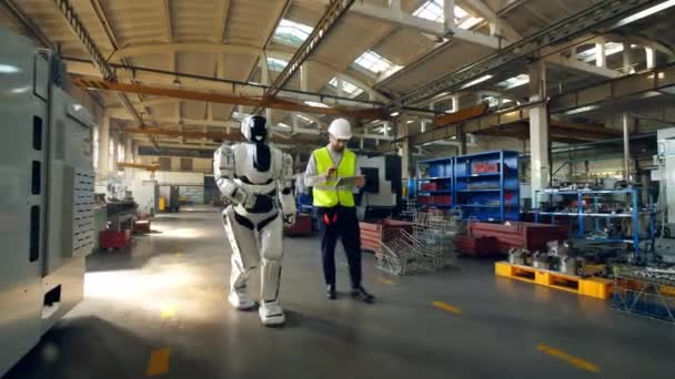 Técnico masculino está caminando con un cyborg — Vídeos de Stock