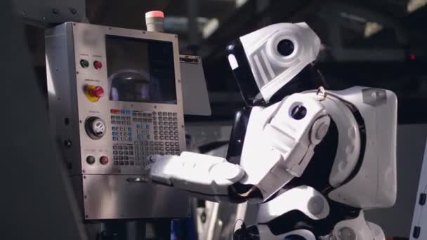 El robot biónico está gestionando una consola en una unidad de fábrica — Vídeos de Stock