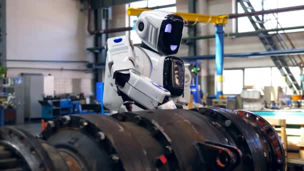 Droid používá vrtačku ke zpracování kovového zařízení. — Stock video