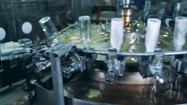Вращающаяся машина стерилизует стеклянные бутылки — стоковое видео