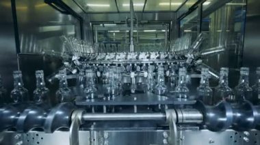 Cam şişelerin mekanik yer değiştirme işlemi