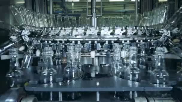 Transporte complexo está se movendo garrafas de vidro vazias — Vídeo de Stock