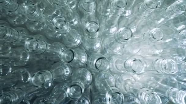 Vue du dessus des bouteilles en verre vides se déplaçant étroitement — Video