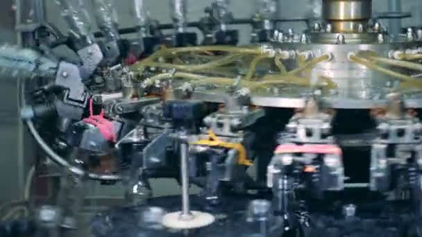 Meccanismo industriale è il trasferimento di bottiglie in vetro — Video Stock