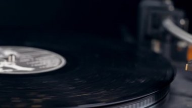 Kalem vinil disküzerine indirilir.