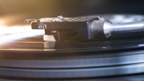 Close-up van de draaischijf cartridge en het vinyl record — Stockvideo