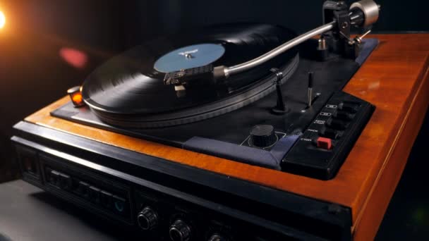 Vinyl schijf wordt opgehaald van de draaitafel — Stockvideo