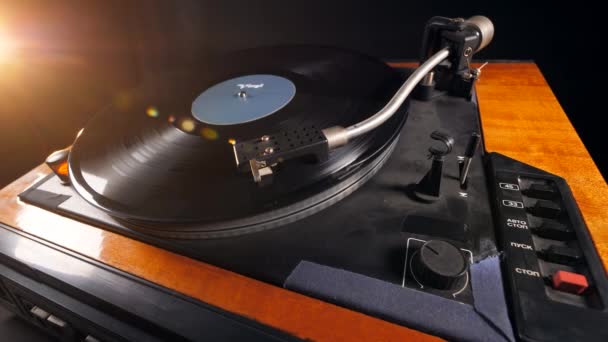 Vinyl speler stopt met werken en de schijf wordt opgehaald — Stockvideo