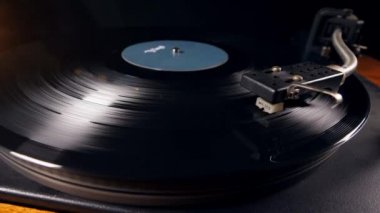 Vinil kayıt oyuncu üzerinde dönüyor