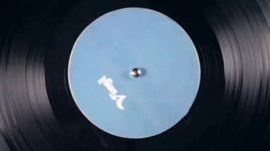 Vinil disk oynarken dönüyor