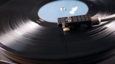 Vinil oynatıcının kartuş ve dönen kayıt