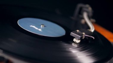 Stylus vinil diskten çıkarılıyor